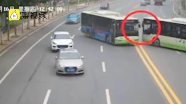 湖南岳阳两公交司机马路中间占道递槟榔……