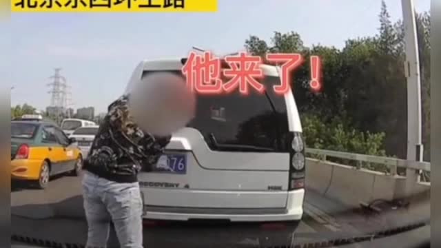 看大哥这熟练的动作,应该是个老手了吧...