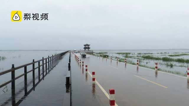 安全第一!鄱阳湖水位上涨现水上公路:有人水中停车拍