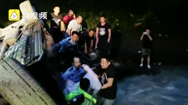 四川绵阳暴雨居民楼被淹,孕妇雨夜驾车翻进2米河沟