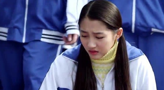 《搭错车》关晓彤因没运动鞋摔倒受伤,养父用