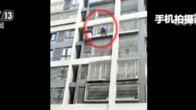 幼童被卡防盗网 他徒手爬楼救人