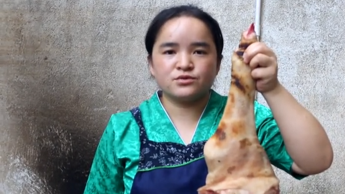 苗大姐半只猪腿做红烧,大骨头手抓就啃,真的过