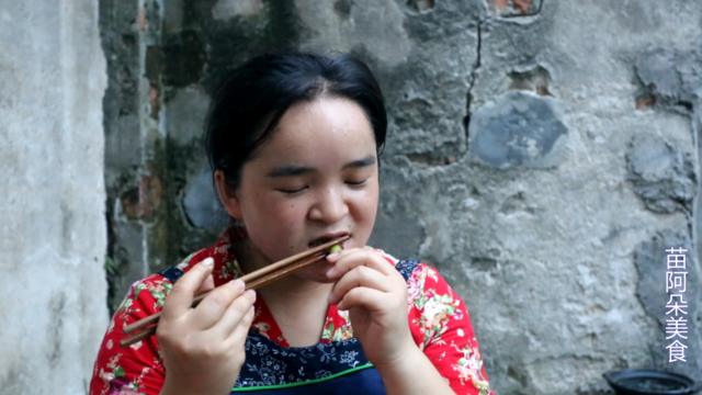 苗大姐地里拔毛豆,煮着吃,这就是我们的零食