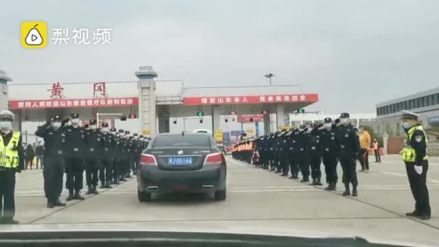 治愈大妈街头洒泪鞠躬送别！黄冈欢送山东医疗队这一幕看哭了